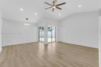 13737 SW 147th Cir Ln in Miami, FL - Foto de edificio - Building Photo