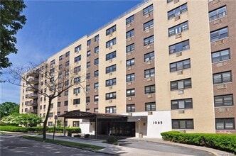 1085 Warburton Ave in Yonkers, NY - Building Photo - Building Photo