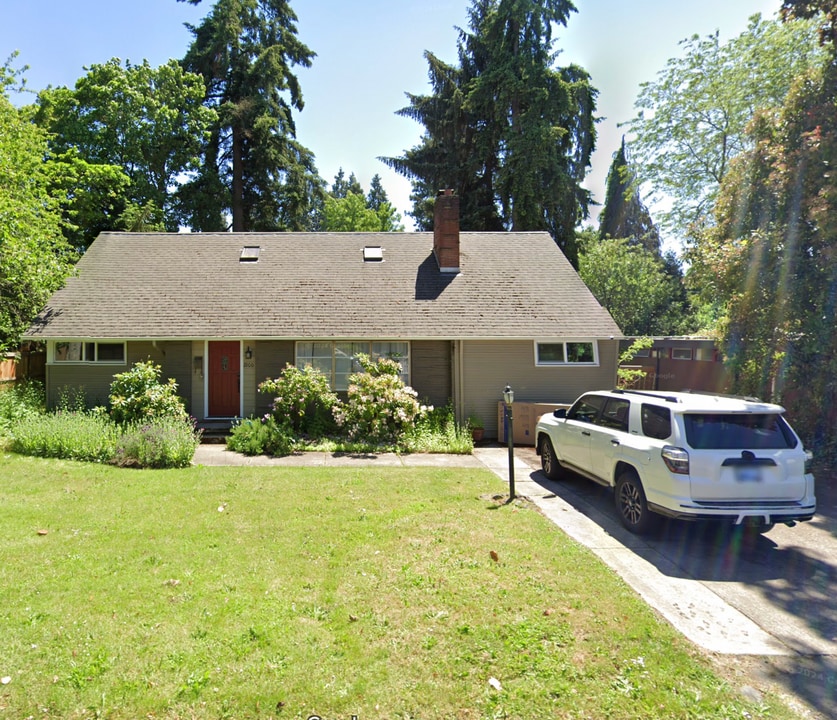 2100 Westwood Ln in Eugene, OR - Building Photo