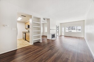 1819 Augusta Dr in Houston, TX - Building Photo - Building Photo