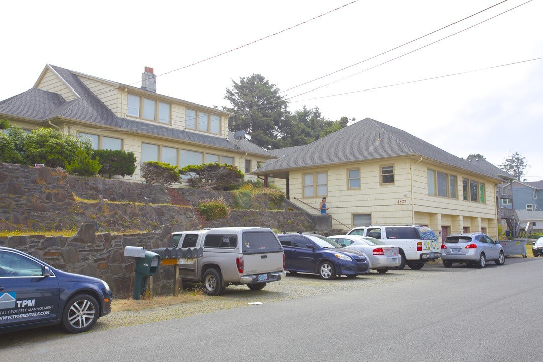 4422 SW Beach Ave in Lincoln City, OR - Building Photo