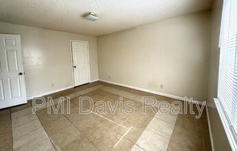 1845 Lindberg Dr in Jacksonville, FL - Building Photo - Building Photo