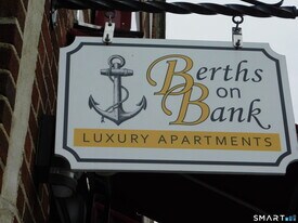 153 Bank St in New London, CT - Building Photo