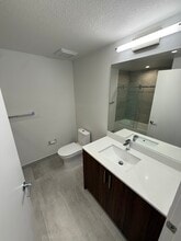 3841 NW 12th St, Unit B3 in Miami, FL - Foto de edificio - Building Photo