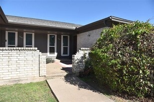 1001 Roky Ct in Fort Worth, TX - Building Photo