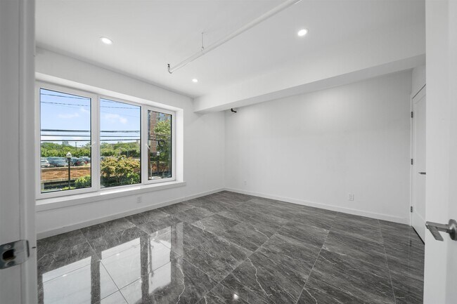256 Old River Rd in Edgewater, NJ - Building Photo - Building Photo