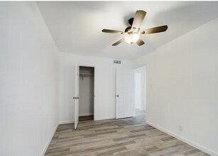 2401 Manor Rd in Austin, TX - Building Photo - Building Photo