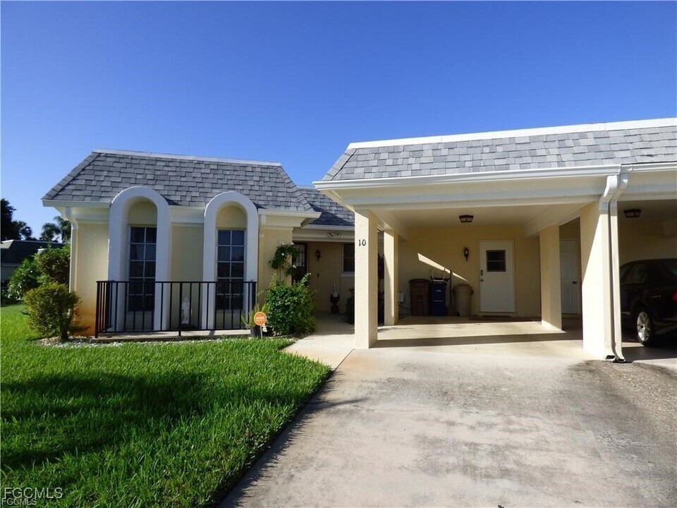 10 Regency Ct in Lehigh Acres, FL - Building Photo