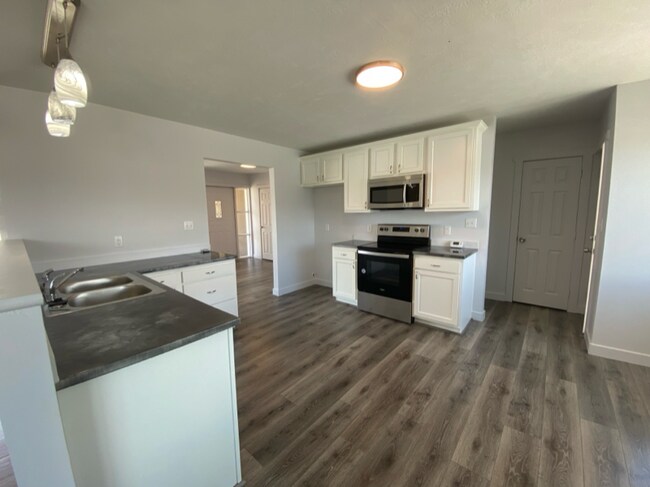 11693 S Redwood Rd in South Jordan, UT - Building Photo - Building Photo