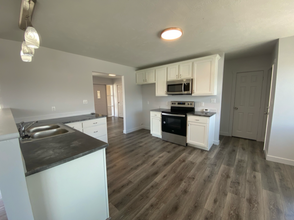 11693 S Redwood Rd in South Jordan, UT - Foto de edificio - Building Photo