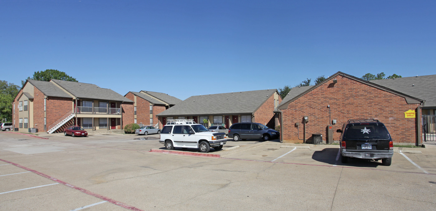 Colorado Square in Arlington, TX - Building Photo