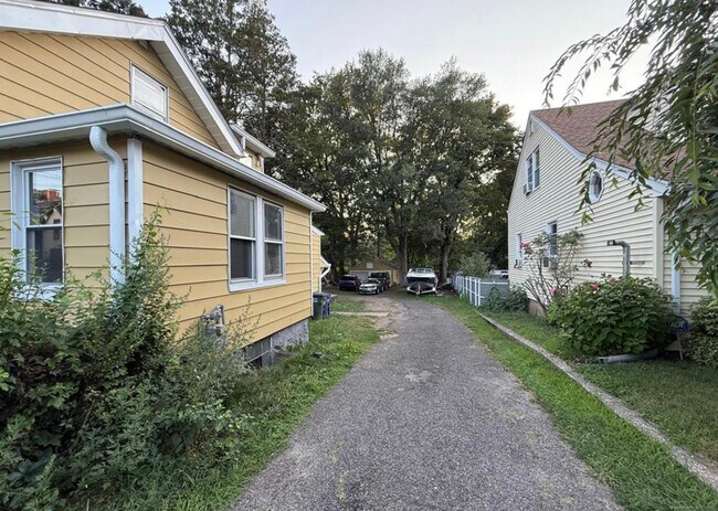 863 Briarwood Ave in Bridgeport, CT - Building Photo - Building Photo