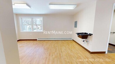 109 Main Rd N in Hampden, ME - Foto de edificio - Building Photo