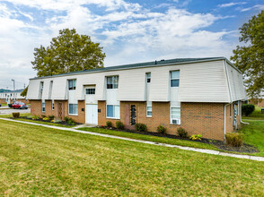 Professional Park Townhomes & Apartments in Marion, OH - Building Photo - Building Photo