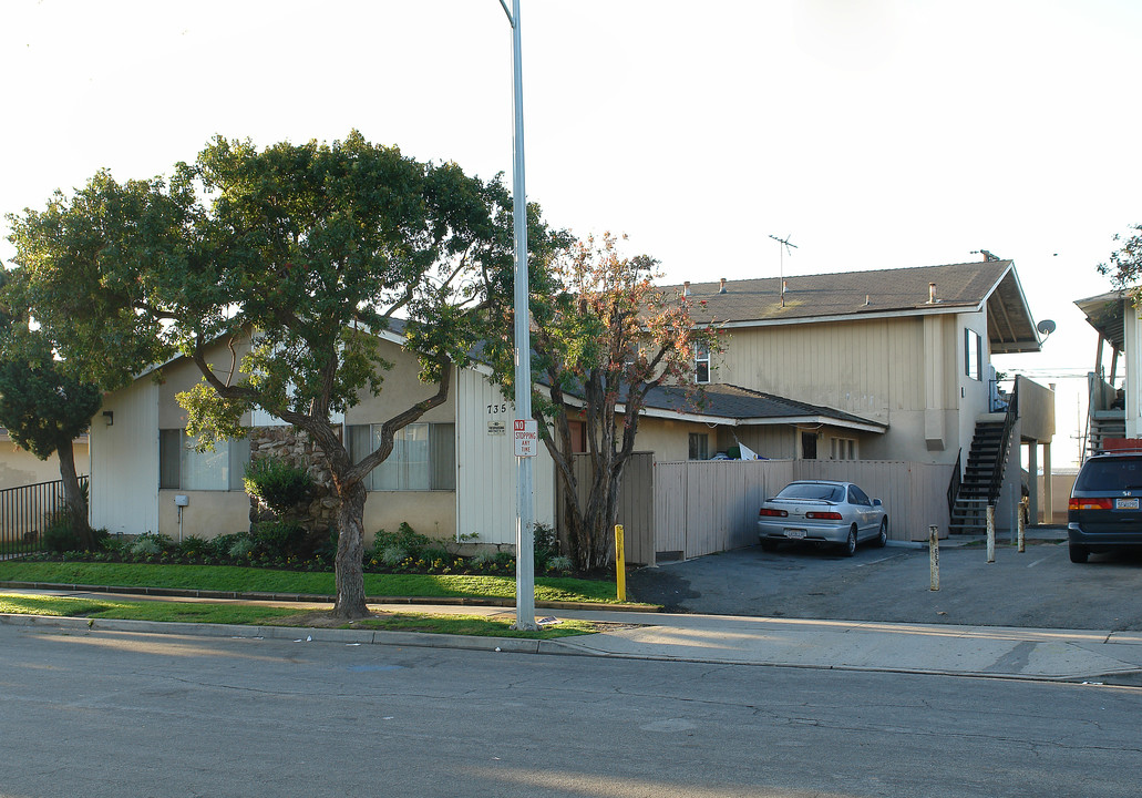 735 Shalimar Dr in Costa Mesa, CA - Foto de edificio