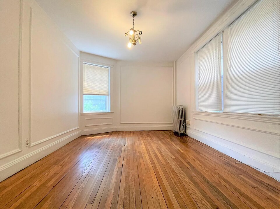 11 James St in Brookline, MA - Building Photo