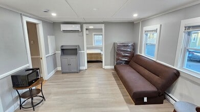 825 Scenic Hwy in Bourne, MA - Foto de edificio - Building Photo