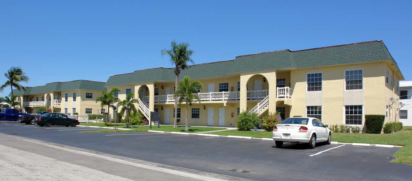 Pompano Place in Pompano Beach, FL - Building Photo