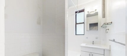 71 W 12th St, Unit 4G in New York, NY - Foto de edificio - Building Photo