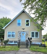 4 Knoll Ave in Milford, CT - Building Photo