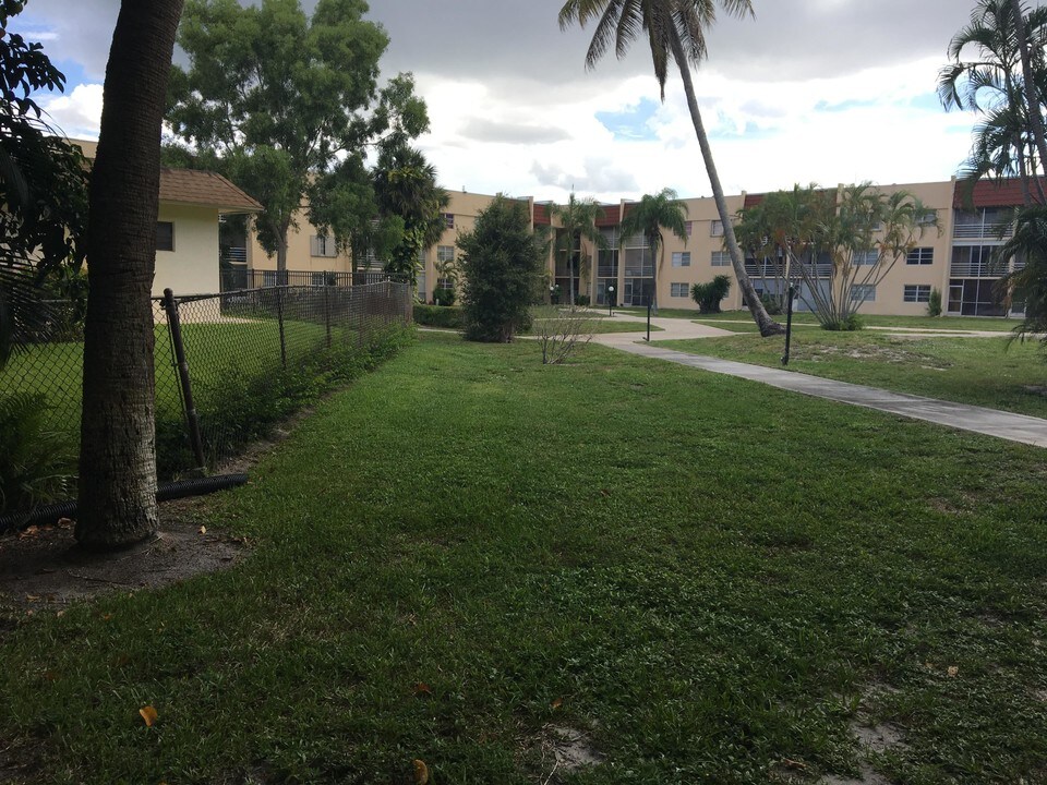 1638 Embassy Dr-Unit -106 in West Palm Beach, FL - Building Photo