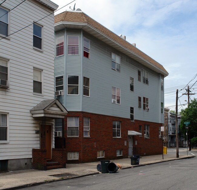 94 Pulaski St in Newark, NJ - Building Photo - Building Photo