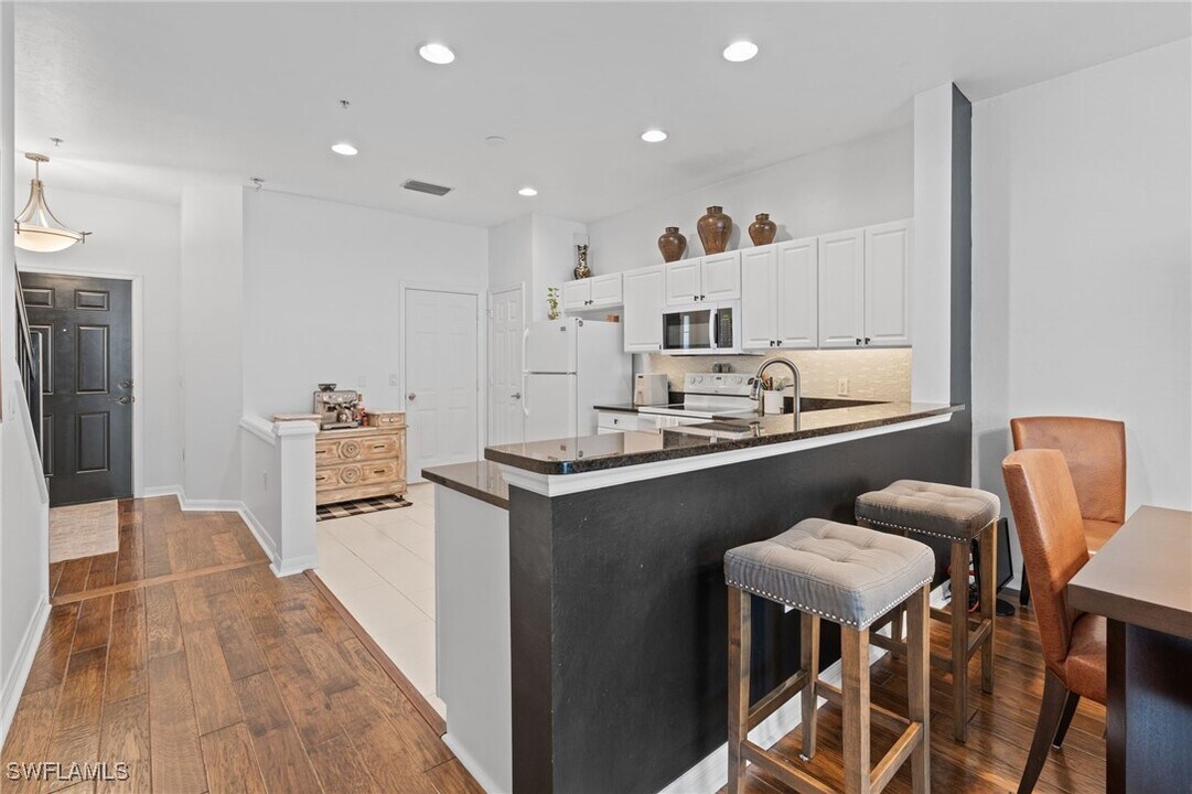 941 Hampton Cir in Naples, FL - Building Photo