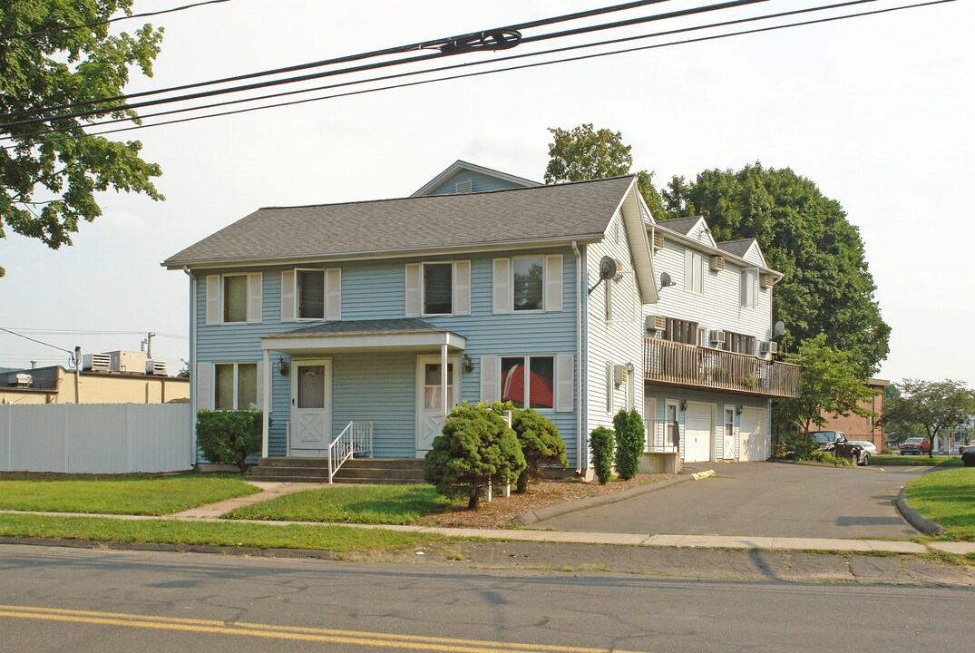 maple grove in Plainville, CT - Foto de edificio