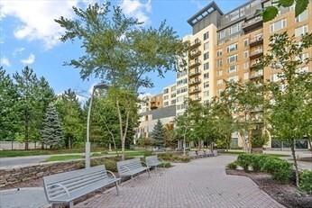 40 Nouvelle Way in Natick, MA - Foto de edificio