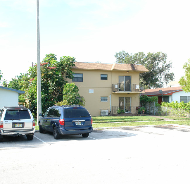 2040 NE 168th St in Miami, FL - Building Photo - Building Photo