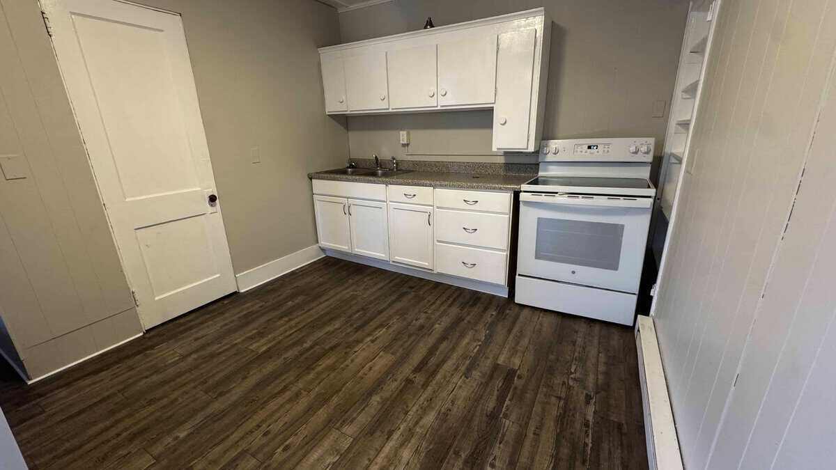 8 Prospect St, Unit FM in Easthampton, MA - Foto de edificio