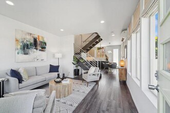 3865 Gilman Ave W in Seattle, WA - Foto de edificio - Building Photo