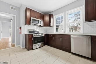 76 Riggs Pl in West Orange, NJ - Building Photo - Building Photo