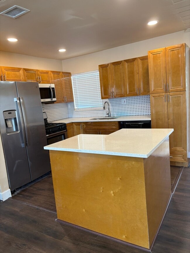 2205 A E Isaacs Ave in West Palm Beach, FL - Foto de edificio - Building Photo