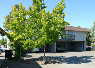 1155 Evans Dr in Santa Rosa, CA - Foto de edificio - Building Photo