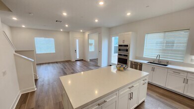 27444 Shining Willow Ln, Unit 27444 in Valencia, CA - Building Photo - Building Photo