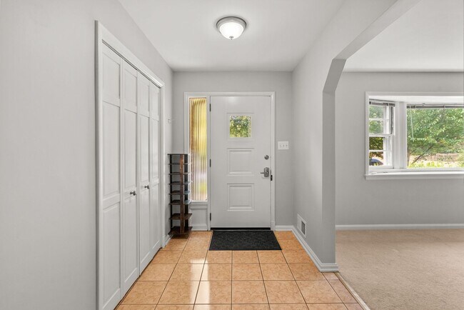 8515 Farrell Dr in Chevy Chase, MD - Building Photo - Building Photo