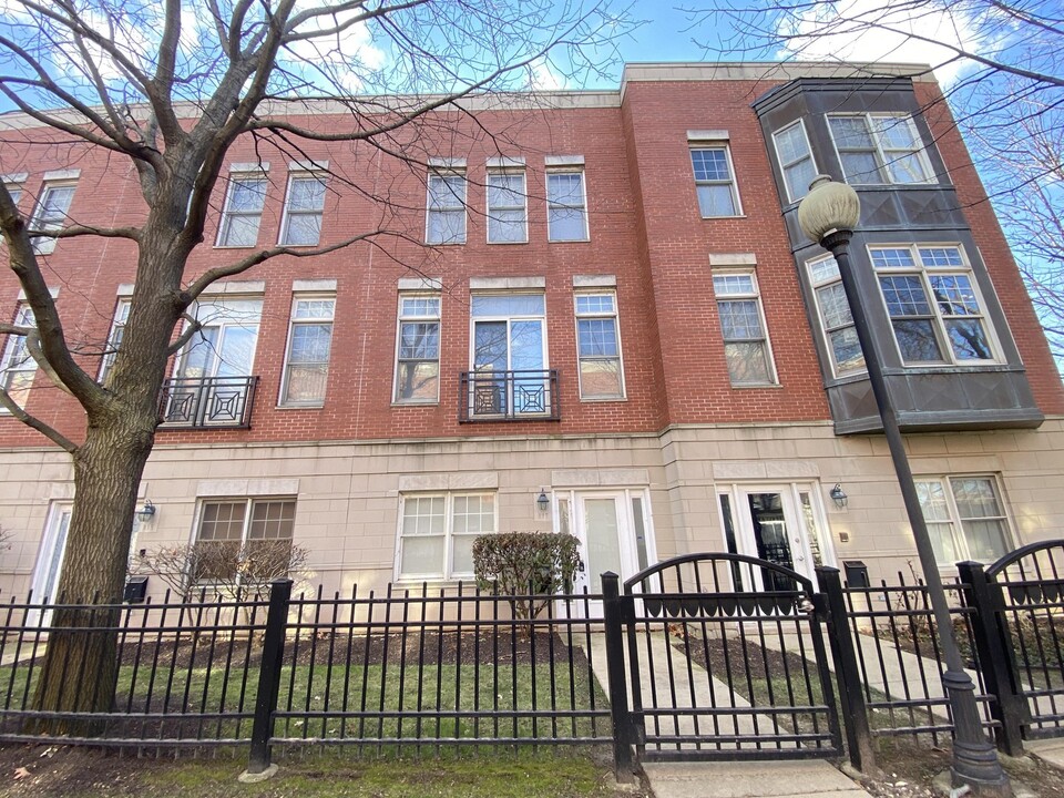 817 W University Ln in Chicago, IL - Building Photo