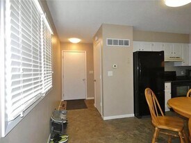 77 Brook Cir, Unit 2 in Pella, IA - Building Photo