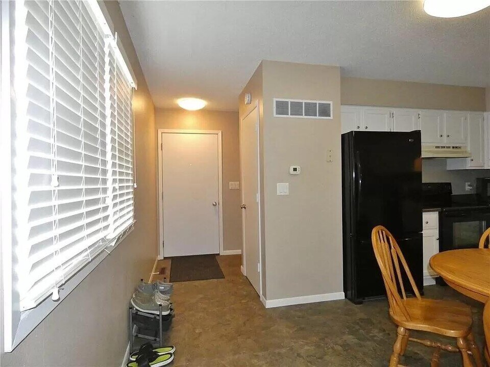 77 Brook Cir, Unit 2 in Pella, IA - Foto de edificio