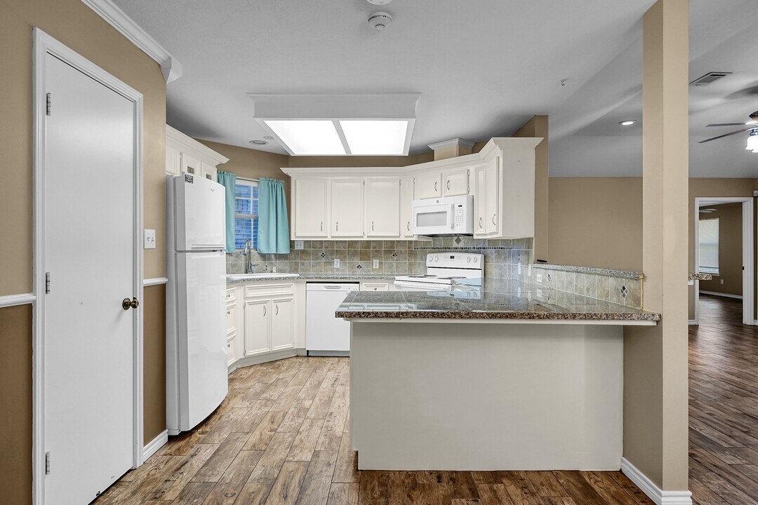 415 Paradise Ln in Montgomery, TX - Building Photo