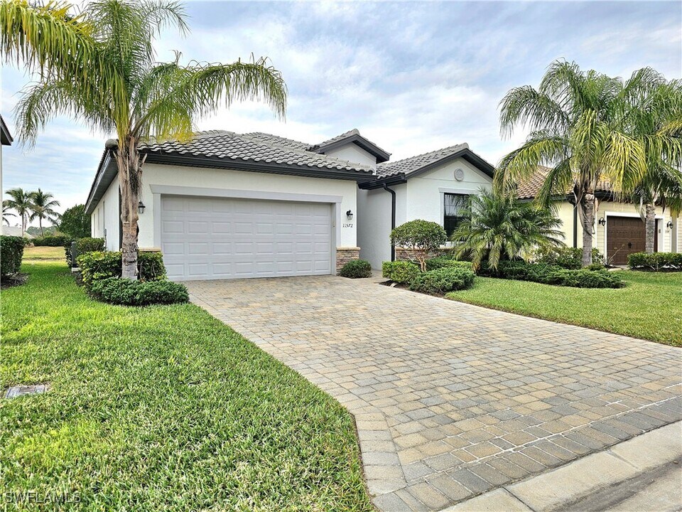 11572 Shady Blossom Dr in Ft. Myers, FL - Foto de edificio
