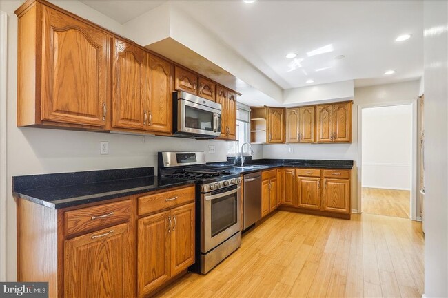 8709 Sleepy Hollow Ln in Potomac, MD - Building Photo - Building Photo