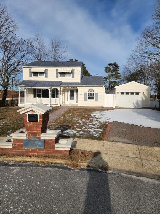 1052 Bell Ct in Toms River, NJ - Building Photo