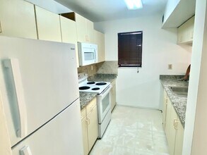 550 NW 114th Ave in Doral, FL - Foto de edificio - Building Photo