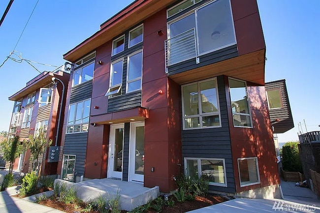 327 W Olympic Pl in Seattle, WA - Building Photo - Building Photo