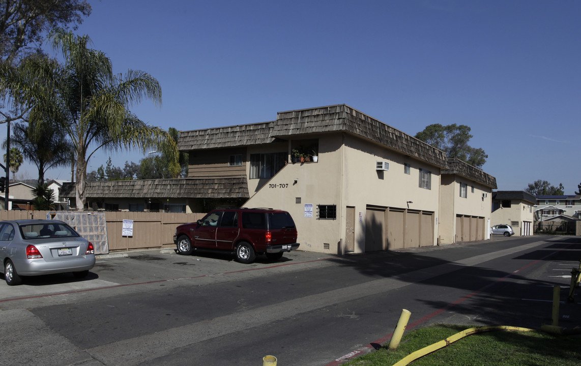 701-707 E Mission Ave in Escondido, CA - Building Photo