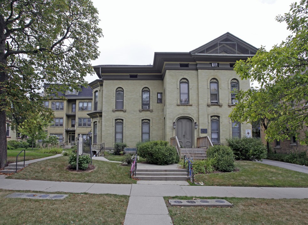 1227 N Cass St in Milwaukee, WI - Foto de edificio