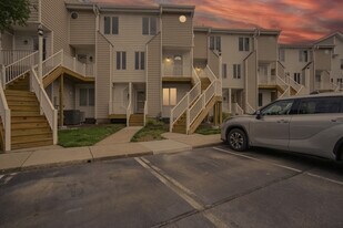 100 Pinewood Rd in Virginia Beach, VA - Building Photo