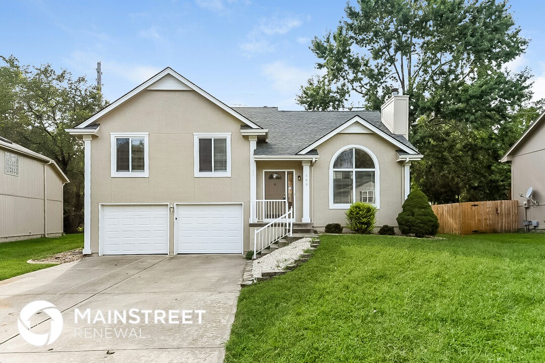 909 NW Pennington Ct in Blue Springs, MO - Building Photo